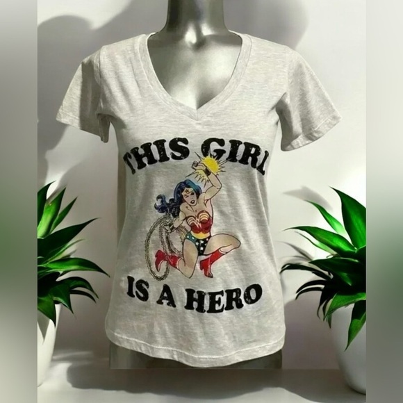 🆕Wonder Woman Graphic Fitted T-Shirt - Short Sleeve - Picture 6 of 14